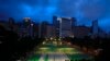 香港支联会解散后首个六四纪念日 市民自发举电筒手机灯上街悼念盼薪火相传