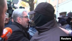 “Dəyişiklik Naminə Koalisiya” partiyasının lideri Nika Qvaramiya Tbilisidə saxlanılmazdan əvvəl polis əməkdaşları tərəfindən mühasirəyə alınıb.