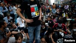 2014年10月17日，香港争取民主权利的抗议者在旺角商业区一带阻塞部分街道，警方此前清除了抗议现场的路障等设施
