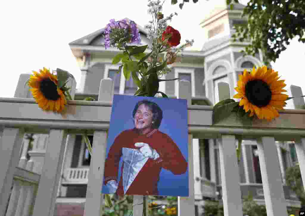 Foto almarhum aktor Robin Williams sebagai Mork dari planet Ork terlihat menempel di depan sebuah rumah di Boulder, Colorado (11/8). Ini adalah rumah yang menjadi lokasi pengambilan gambar serial televisi 1980an 'Mork & Mindy.'