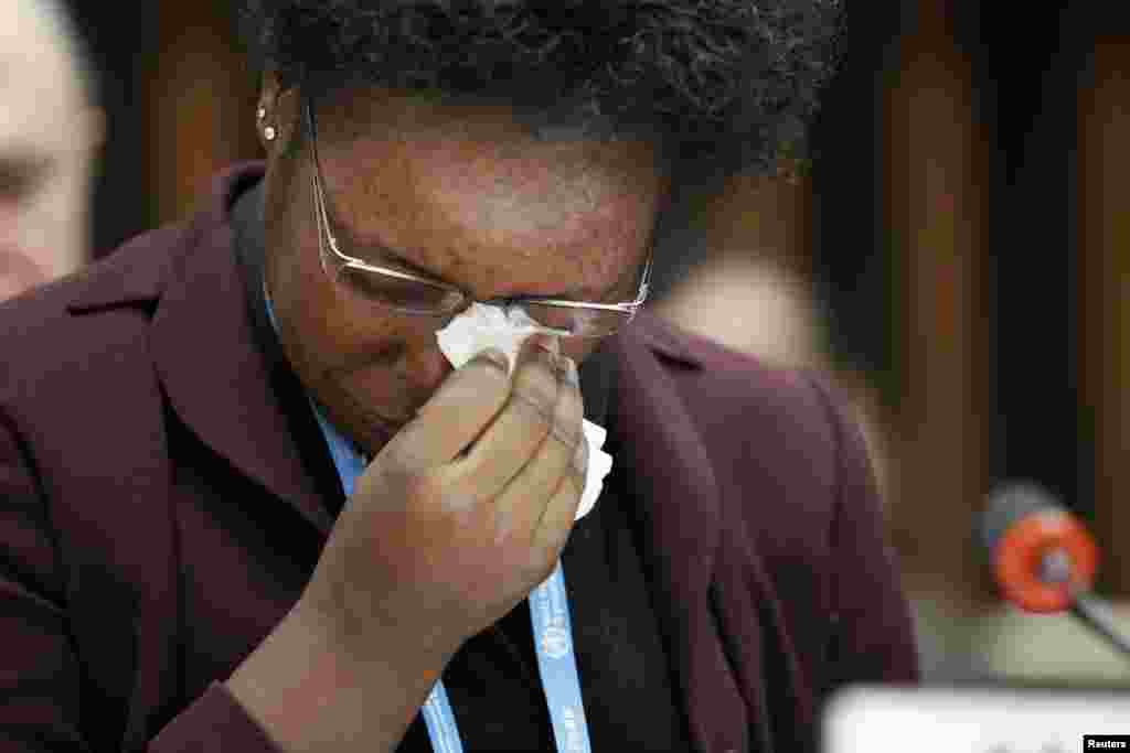 Rebecca Johnson, agent de santé rescapée de l’épidémie d’Ebola en Sierra Leone, pleure lors d’une adresse aux journalistes au Siège de l'OMS à Genève, 25 Janvier 2015. REUTERS / Pierre Albouy