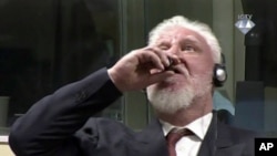 Trenutak kada Slobodan Praljak ispija otrov u sudnici Tribunala u Hagu za vrijeme izricanja presude, 29. novembar 2017.