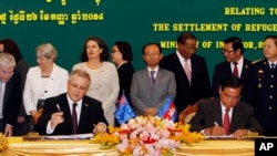 រូបភាព​ឯកសារ៖ លោក​ Scott Morrison ​រដ្ឋមន្ត្រី​អន្តោ​ប្រវេសន៍​ និង​លោក ស​ ខេង រដ្ឋមន្រ្តី​ក្រសួង​មហាផ្ទៃ​ ចុះ​អនុស្សរណៈ​យោគយល់​ជាមួយ​ប្រទេស​អូស្រា្តលី​នៅ​ក្នុង​ឆ្នាំ​២០១៤ ​ដើម្បី​ទទួល​យក​ជនភៀស​ខ្លួន​ជាង​១ពាន់នាក់​នៅ​លើ​កោះដាច់​ស្រយ៉ាល​មួយ​​ហៅថា ណូរូ​ «​Nauru»​ កាល​ពី​ថ្ងៃ​ទី​២៦ ខែ​កញ្ញា​ ឆ្នាំ​២០១៤។ 