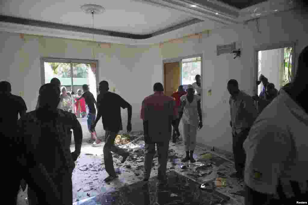 La population a pillé vendredi 31 ocotbre la villa du frère de l’ex-président Blaise Compaoré qui a quitté le pouvoir vendredi 21 octobre après une vague des manifestations populaires. Le pays est actuellement sous le règne du colonel Yacouba Isaac Zida qui a été désigné samedi 1er novembre 2014 à la tête du pays après que le chef de l’armée s’est auto-proclamé la veille président de la transition. 