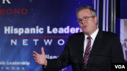 El gobernador de Florida, Jeb Bush, y el ex secretario de comercio, Carlos Gutiérrez, presiden el evento.