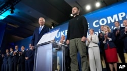 El presidente de EEUU, Joe Biden, y su homólogo ucraniano, Volodymyr Zelenskyy, en un momento de la cumbre de la OTAN en Washington, DC, el 11 de julio de 2024.