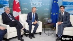 Perdana Menteri Kanada Justin Trudeau (kanan) bertemu dengan Presiden Dewan Eropa Donald Tusk (tengah) dan Presiden Komisi Eropa Jean-Claude Juncker (kiri) sebelum pertemuan puncak G7 di Kota Charlevoix, di Kanada, 7 Juni 2018.