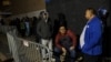 Compradores esperan en una tienda de electrónicos Best Buy para aprovechar los descuentos del Viernes Negro en Westbury, Illinois, el 24 de noviembre de 2023.