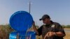 Desaparecen estaciones de agua para migrantes en el sur de Texas