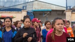 FILE: Garment workers leave their work at the factory in an outskirts of Phnom Penh, Cambodia, May 25, 2017. (Khan Sokummono/VOA Khmer) 