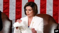 Vakillari palatasi spikeri Nensi Pelosi Prezident Donald Tramp nutqini yirtib tashlamoqda, Vashington, 2020-yil, 4-fevral