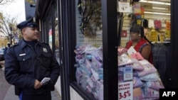 Seorang polisi tengah berpatroli di pusat perbelanjaan di wilayah Candem, New Jersey (Foto: dok). Kepolisian Long Beach, California, membangun kemitraan dengan warga setempat untuk meningkatkan keamanan di wilayah yang sering dilanda kekerasan antar geng, kemiskinan dan ketegangan rasial.