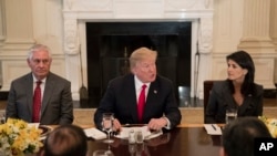Le président Donald Trump, le secrétaire d'Etat américain Rex Tillerson, et Nikki Haley l'ambassadeur des Etats-Unis à l'ONU à la Maison Blanche à Washington, le 29 janvier 2018.