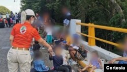 Migrantes de la caravana que atraviesa México reciben ayuda en el camino. Foto cortesía del Instituto Nacional de Migración de México.