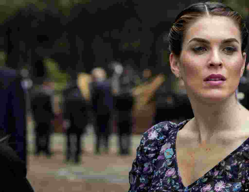 川普总统任命的的白宫通讯联络办公室主任霍普·希克斯(Hope Hicks)随同总统访问越南,在两国领导人在河内举行联合记者会之后,站在总统附近(2017年11月12日)。2018年2月28日消息,川普总统任职最长的助手、白宫通讯联络办公室主任霍普·希克斯(Hope Hicks)正在辞职。白宫发言人桑德斯说,希克斯的离职日期还有待确定,但是她会在“今后几个星期内”离开。