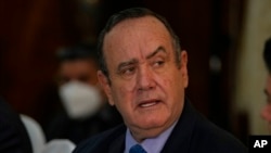 El presidente de Guatemala, Alejandro Giammattei, se reúne con el secretario de Interior de Estados Unidos, Alejandro Mayorkas, en las oficinas de la Casa Presidencial en Ciudad de Guatemala, el martes 6 de julio de 2021. 