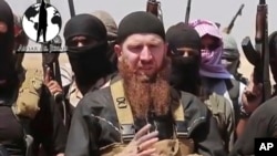 Chechen Omar Shishaniy (markazda) "Islomiy davlat" jangarilari bilan, 28-iyun, 2014-yil.