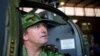 Le Professeur Lee White, né en Grande-Bretagne, responsable de l'Agence nationale des parcs nationaux du Gabon (ANPN), est assis dans un hélicoptère Gazelle anti-braconnage pour la faune.