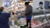 Desinfectando supermercados: héroes de la pandemia fuera de los hospitales