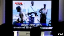 Warga di Seoul menonton operasi militer atas pembajak Somalia di Lautan Hindia oleh angkautan laut Korsel, 21 Januari 2011.