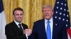 Le président américain Donald Trump et le président français Emmanuel Macron se serrent la main à la fin d'une conférence de presse conjointe dans la salle Est de la Maison Blanche à Washington, DC, le 24 février 2025. (Photo by ROBERTO SCHMIDT / AFP)