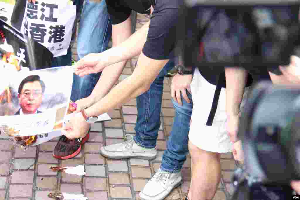 香港多个团体和政党游行示威要求张德江倾听港人民意(美国之音海彦拍摄)