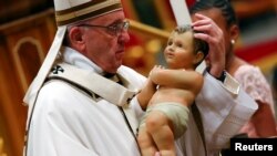 Le pape François, lors de la messe traditionnelle de minuit, Rome, le 24 décembre 2017.