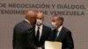 ARCHIVO - El presidente de la Asamblea Nacional de Venezuela, Jorge Rodríguez, a la izquierda, estrecha manos con el delegado de la oposición venezolana Gerardo Blyde Pérez en Ciudad de México, el 13 de agosto de 2021. 