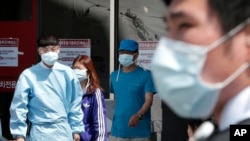 Pegawai rumah sakit dan pengunjung mengenakan masker untuk melindungi diri dari virus MERS di Seoul National University Hospital, Seoul, Korea Selatan (3/6). (AP/Ahn Young-joon)