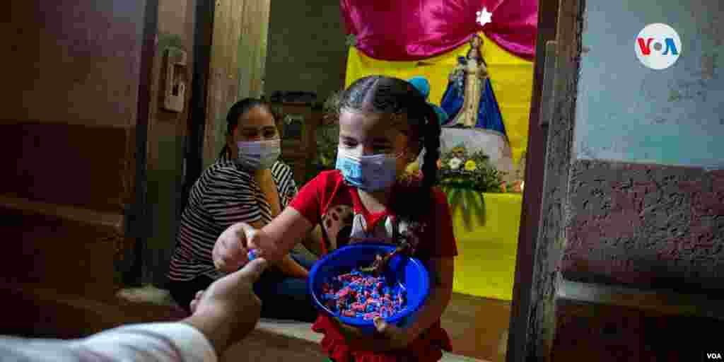 La tradición de &quot;La Gritería&quot;, se ha trasladado de generación en generación en Nicaragua. [Foto Houston Castillo, VOA].