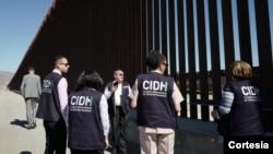 Funcionarios de la Comisión Interamericana de DD.HH. (CIDH) recorrieron el muro fronterizo entre México y EE.UU., el martes 20 de agosto de 2019.
