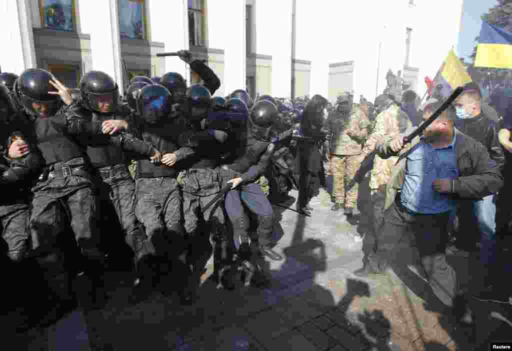 Після зіткнень та затримання міліцією порушників, ВО "Свобода" через Twitter оприлюднило заяву : "Свобода" не причетна до провокацій біля Ради. Вимагаємо від силових структур вжиття заходів задля уникнення сутичок і жертв".