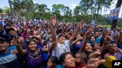 Partidarios piden regalos durante un mitin de campaña del partido Cabal mientras esperan a su candidato presidencial Edmond Mulet en San Juan Sacatepéquez, Guatemala, el domingo 18 de junio de 2023. Los guatemaltecos acuden a las urnas el 25 de junio. (Foto AP/Moises Castillo )