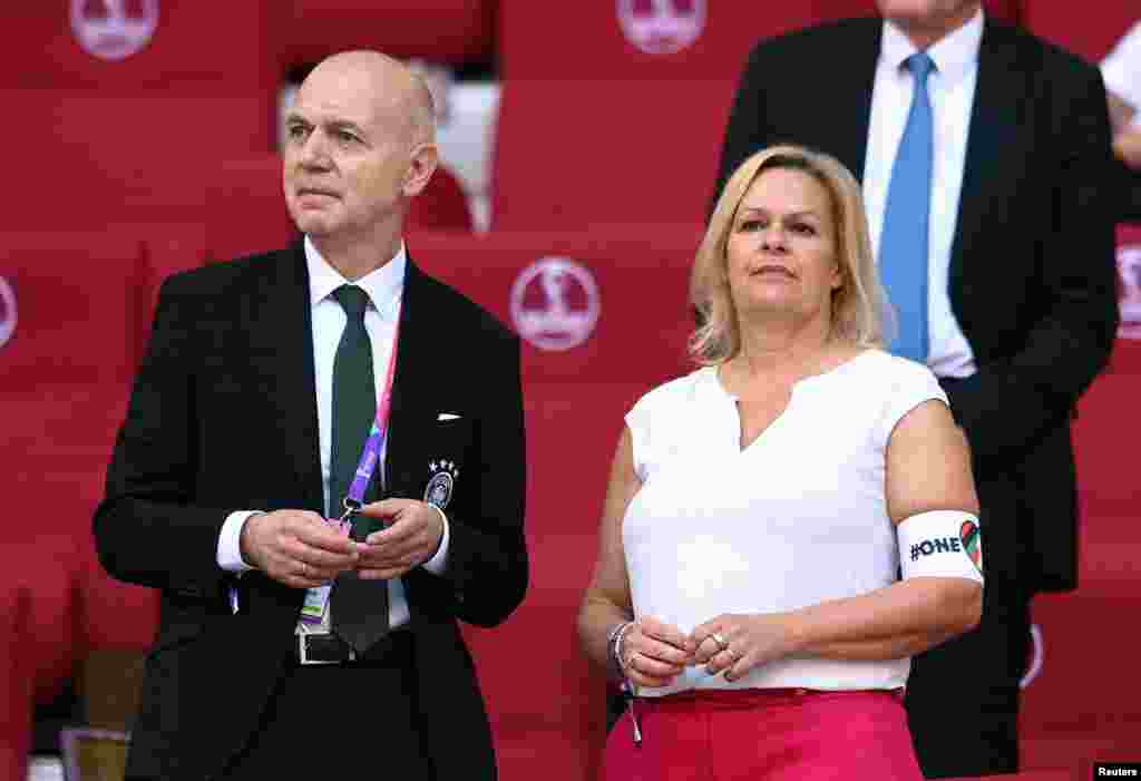 Pese al veto de la FIFA, que amenazó con amonestar con una tarjeta amarilla a cualquier jugador que portara el controvertido brazalete, la ministra del Interior alemana, Nancy Faeser, se lo puso al asistir al partido inaugural de Alemania, frente a Japón, en el estadio Khalifa, de Doha, Qatar, el 23 de noviembre de 2022.