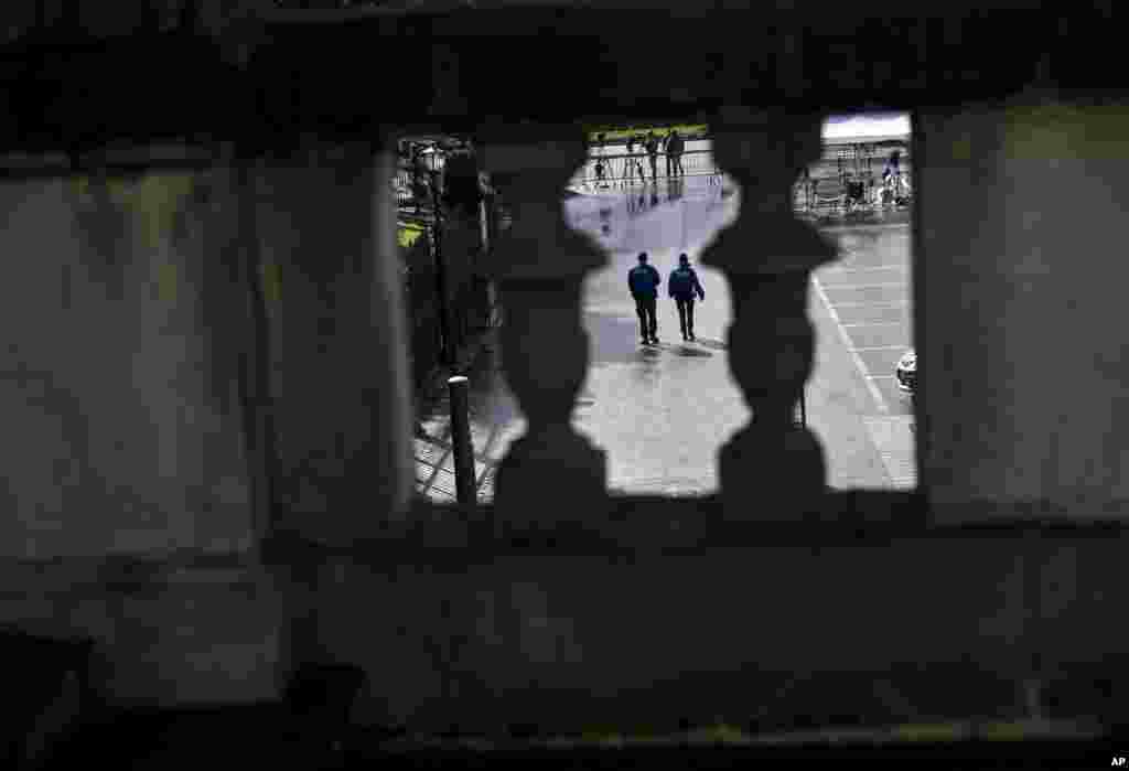 Police guard the Beau Rivage Palace Hotel during an extended round of talks on Iran's nuclear negotiations, in Lausanne, Switzerland, April 1, 2015.
