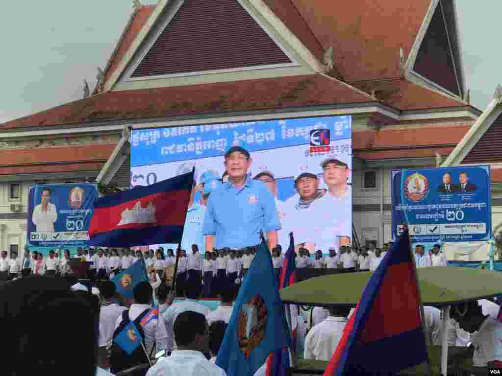 អ្នកគាំទ្រគណបក្សប្រជាជនកម្ពុជា បានប្រមូលផ្តុំគ្នានៅផ្លូវ៦០ម៉ែត្រ ក្បែរអង្គរឃ្យុងយូ មើលការផ្សាយបន្តផ្ទាល់នៃការថ្លែងសន្ទកថារបស់លោកនាយករដ្ឋមន្រ្តី ហ៊ុន សែន ពីរាជធានីភ្នំពេញ នៅថ្ងៃទី ២៧ ខែកក្កដា ឆ្នាំ២០១៨។ (ធីតា វីន/VOA)