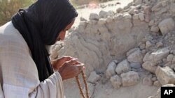 Mohamed Maouloud Ould Mohamed, un des maçons réparateurs des mausolées de Tombouctou, dit sa priere devant une tombe endommagée de Tombouctou, au Mali, 4 Avril 2014