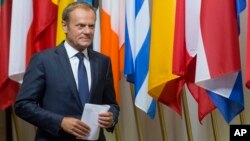 Presiden Uni Eropa Donald Tusk mempersiapkan konferensi pers di Gedung Uni Eropa, Brussels (24/6).