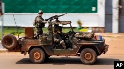 Pasukan Perancis melakukan patroli di di Bangui, Afrika Tengah hari Kamis (5/12), sementara pertempuran berkecamuk di bagian lain ibukota. 