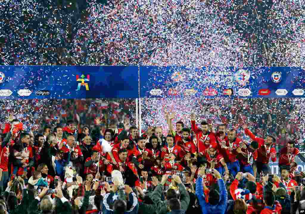 'Yan wasan Chile su na murnar kofin da suka dauka na gasar Copa America