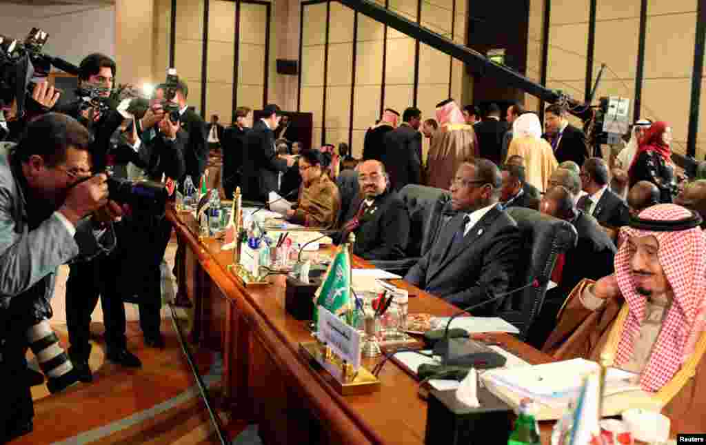 Photographers take pictures of Saudi Crown Prince Salman bin Abdulaziz Al Saud (R) before the start of the Organization of Islamic Cooperation summit in Cairo, February 6, 2013.