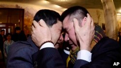 Reuni keluarga Korea Selatan dengan keluarga mereka dari Korea Utara