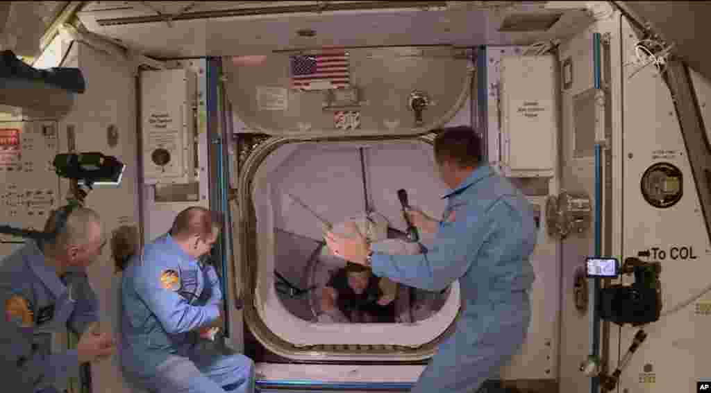 Esta foto proporcionada por la NASA muestra a la tripulación de SpaceX entrando en la Estación Espacial Internacional, el domingo 31 de mayo de 2020.