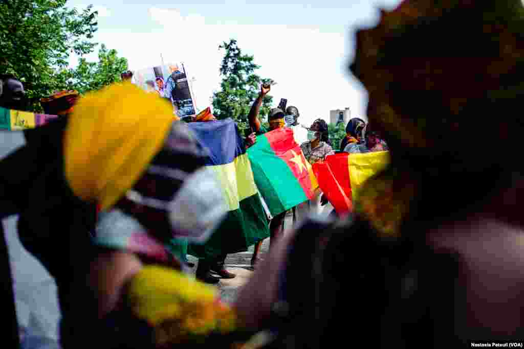Les participants chantent lors du rassemblement "Africans 4 BLM" à Washington DC, le 14 juin 2020. (VOA/Nastasia Peteuil)