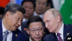 FILE - Presiden China Xi Jinping (kiri), dan Presiden Rusia Vladimir Putin (kanan), berbicara selama sesi format Outreach/BRICS Plus di KTT BRICS di Kazan, Rusia, Kamis, 24 Oktober 2024. (Maxim Shemetov, Pool Photo via AP)
