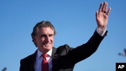 ARCHIVO - El gobernador de Dakota del Norte, Doug Burgum, saluda a la multitud en un mitin en Wildwood, Nueva Jersey, el 11 de mayo de 2024.