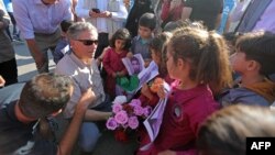 فرنچ هیل، عضو جمهوری‌خواه ایالت آرکانزاس در جمع گروهی از کودکان آواره. 