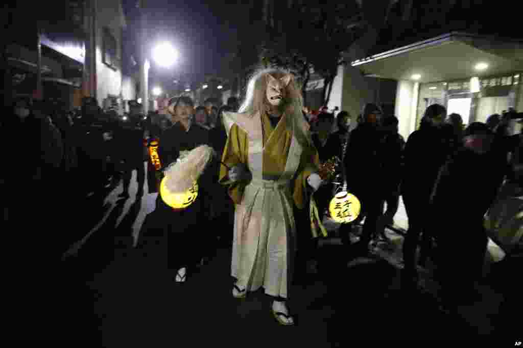 Un hombre usa una máscara en un desfile celebrado para dar la bienvenida al año nuevo en Tokyo, Japón, el 31 de diciembre de 2019.