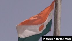 Le drapeau nigérien flotte au-dessus de Bosso dans la région de Diffa, Niger, le 19 avril 2017 (VOA/Nicolas Pinault)