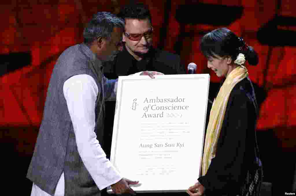 Bà Aung San Suu Kyi được Tổng Thư Ký Ân xá Quốc tế Salil Shetty (Trái) và ca sĩ Bono thuộc ban nhạc rock U2 (Phải) trao tặng Giải Đại sứ của Lương tâm của Ân xá Quốc tế ở Dublin, Ireland, n